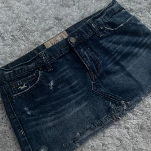 Mini kjol från hollister - Säljer min minikjol från hollister, köpt förra året i london och är tyvärr lite för stor för mig! Skulle säga att den är i S 