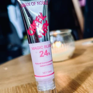 Cheek + lips Magic Blush! - Cheek + lips 24 h Magic Blush från Iman of Noble. 18 ml. Oanvänd. 