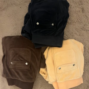 Juciy couture byxor - Juicy byxor säljer 500kr st förutom dom aprikosa som aldrig är anvönda som jag säljer för 600kr har några fler färger men är inte säker på att jag vill sälja dom men hör av er isåfall! De är xs på alla