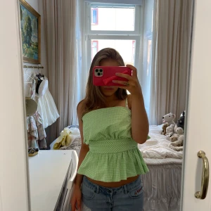 Grön topp - Supersöt grön rutig topp köpt på arkivet men aldrig använd. Storlek L men sitter som XS