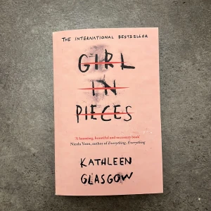 Girl in Pieces - En gripande och hyllad roman. En bok som berör och stannar kvar länge. Den är skriven på engelska. Pris kan diskuteras💕