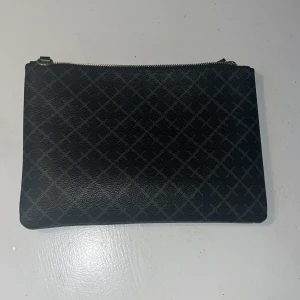 Väska från Malene Birger - Svart väska med gråa mönster från Marlene Birger. Köpte den för ungefär 6 månader sedan och använd ca 5 gånger. Tänkt pris är 550kr, om ni undrar något är det bara att skriva till mig! ☺️Bandet som är till hittar jag ej för tillfället, men kan absolut försöka leta upp det om man önskar få det med. 