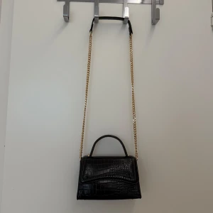 Svart axelväska med kedja🖤 - Från newyorker och är i perfekt skick 🖤