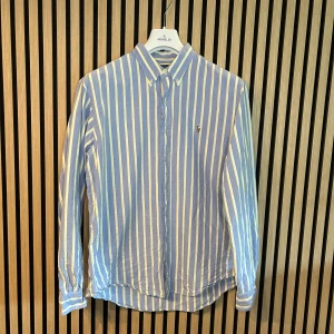 Ralph Lauren skjorta  - Randig ralph Lauren skjorta | Skick 9/10 | 65cm bröstvidd, 66cm ärmlängd och 43 cm kragmått, custom fit | Hör gärna va dig vid minsta fundering😊