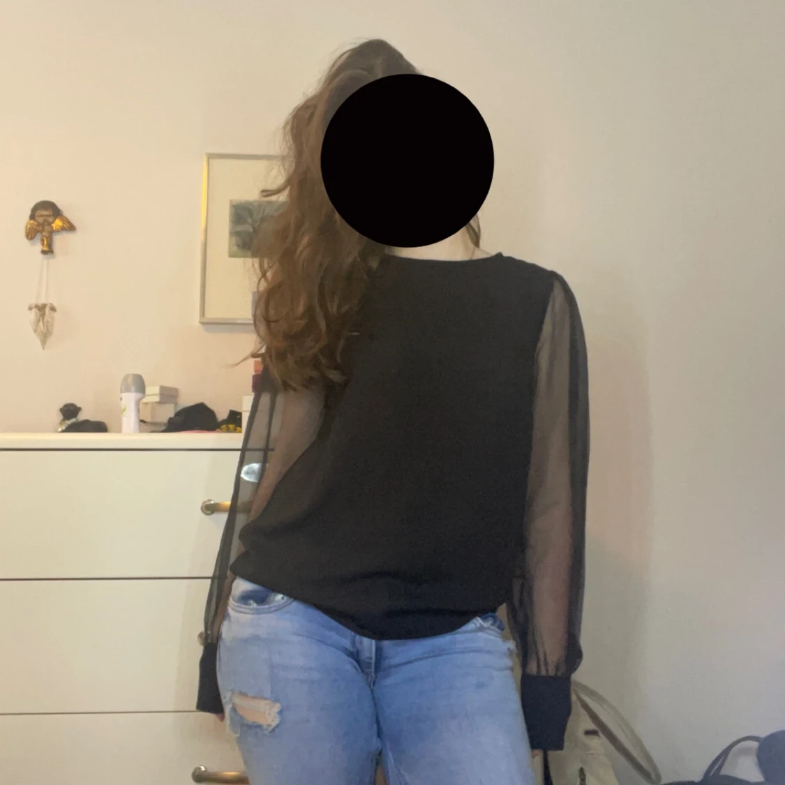 Svart blus med transparenta puffärmar