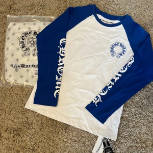 CHROME HEARTS LÅNGÄRMADE  - hej, säljer denna chrome hearts lång ärmad/long sleeve, tröjan är i nyskick och allt medföljer dvs poly bag och tags. Tröjan behövs endast strykas annars är den felfri.