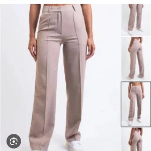 Beige wide byxor från Madlady - Säljer ett par snygga beige byxor från Madlady i storlek S. L-30. Byxorna har hög midja, vida ben och pressveck framtill för en clean look. I bra skick. 