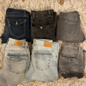 Jeanspaket från Gina Tricot, stl 152 - Säljer ett paket med flera par jeans och ett par jeansshorts från Gina Tricot i olika tvättar: mörkblå, ljusblå och grå. Några har snygga detaljer som nitar på bakfickan och markerade sömmar. Perfekta för dig som gillar jeans med coola fickor och olika tvättar. Alla jeans är runt 152-158 i storlek och värde för alla jeans sammanlagt är 2000kr prick💞