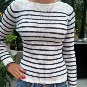 Randig tunn tröja  - Säljer en söt långärmad randig tunn tröja 🩵🩵nypris 350kr