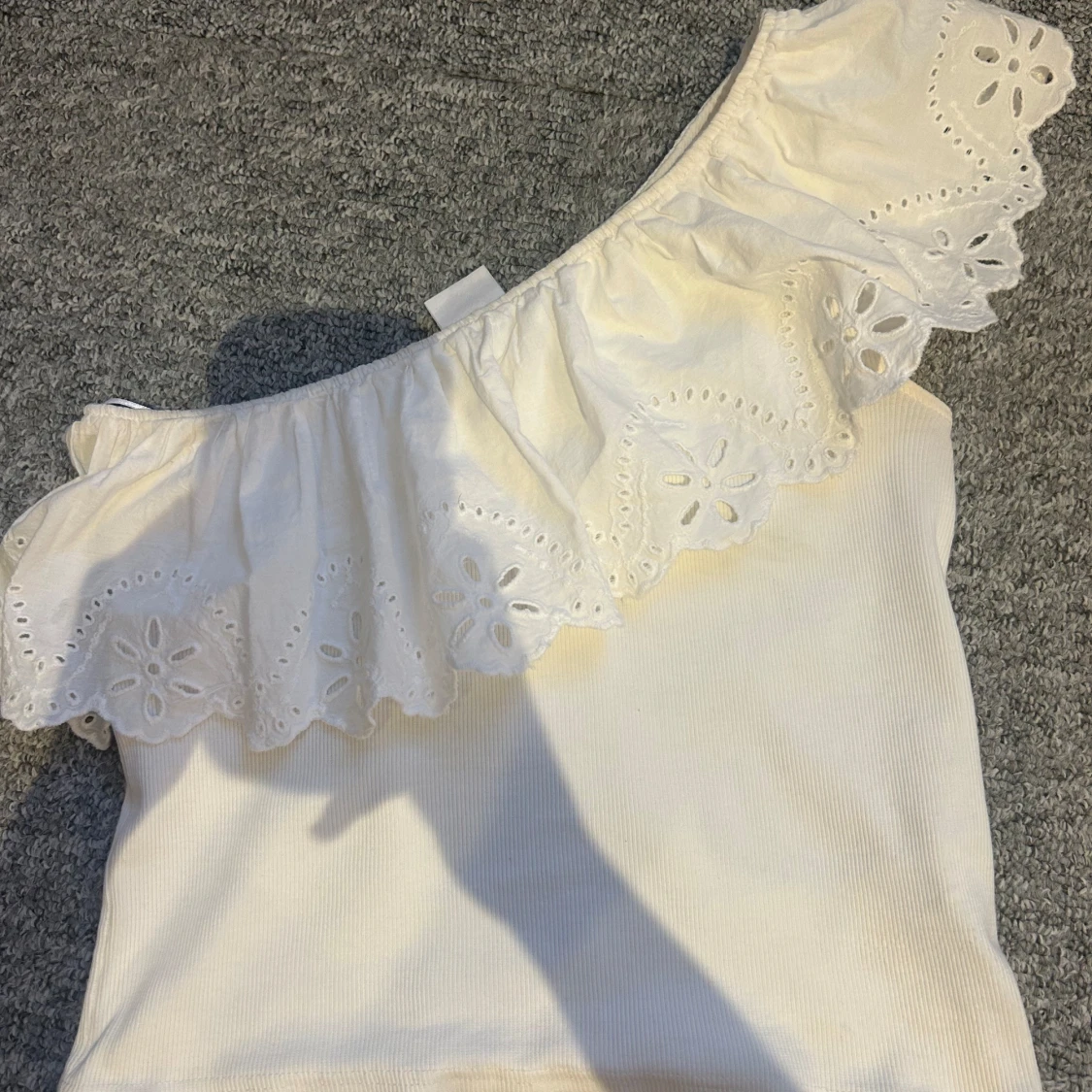 Vit oneshoulder topp med volang Zara