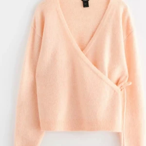 Stickad tröja  - Supermjuk ljusrosa stickad tröja, använd 2 gånger. Mycket bra skick!