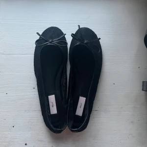 Svarta spetsballerinaskor från Nelly - Svarta ballerinaskor från Nelly med snygg spetsdetalj och rosett framtill. Köpta på Vinted men var tyvärr för stora! Storlek 37 men mer som 38/39! Skriv om ni har några frågor!🌸🌸