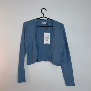 Ljusblå croppad kofta - Supersöt ljusblå kofta från KAFFE Prislapp är kvar och koftan är aldrig använd. Nypris är 400 kr och pris går att diskutera.