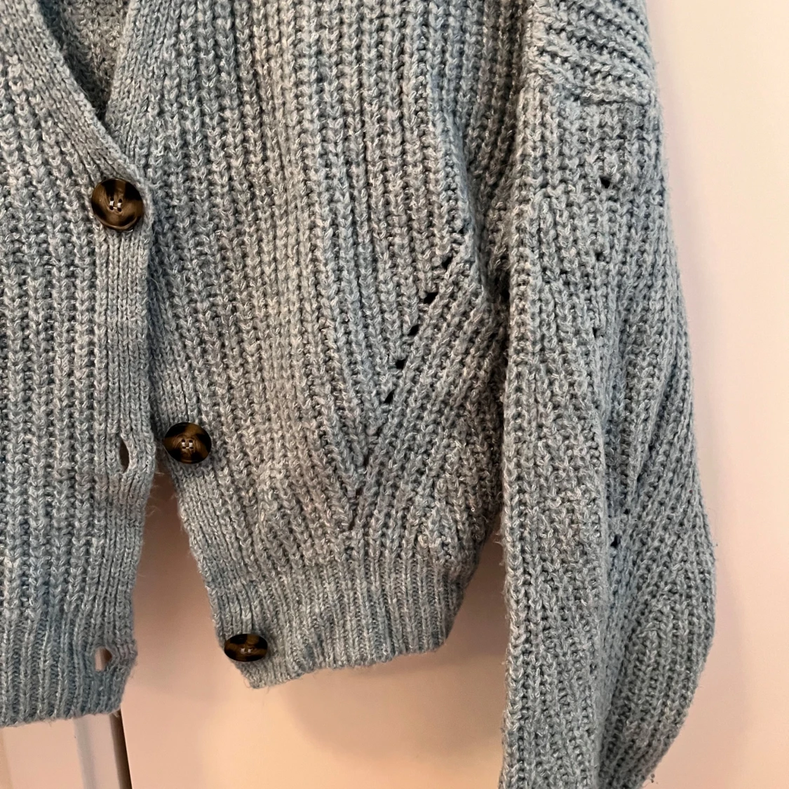 Ljusblå stickad kofta från NA-KD - 1