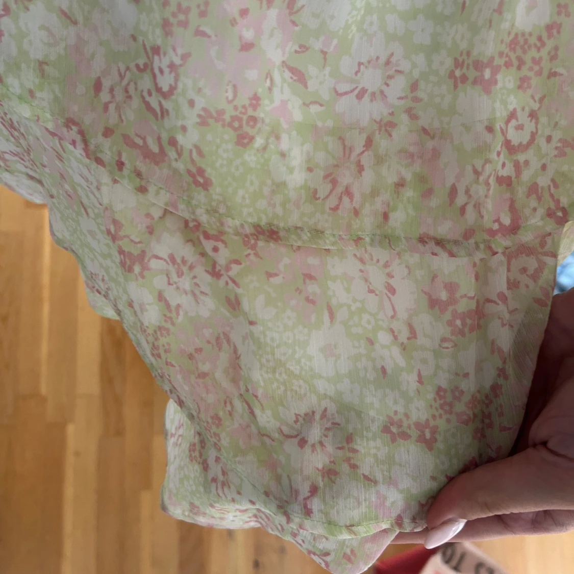 Blommig volangkjol i pastell - 3