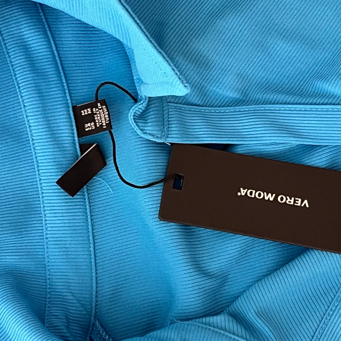 Blå ribbad klänning från Vero Moda - 3