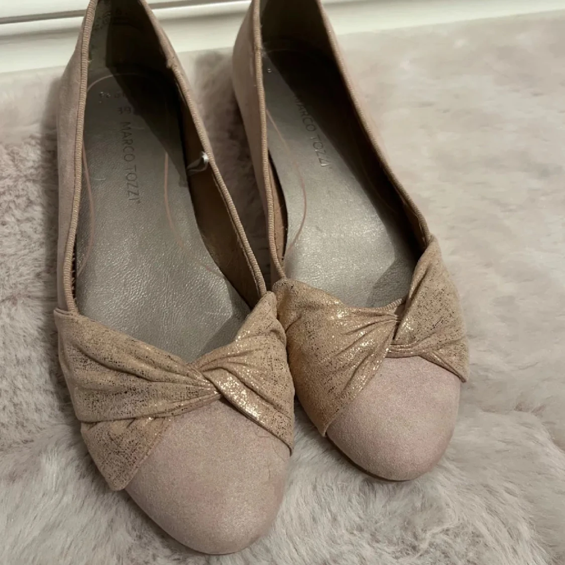 Beige ballerinaskor med glittrig rosett