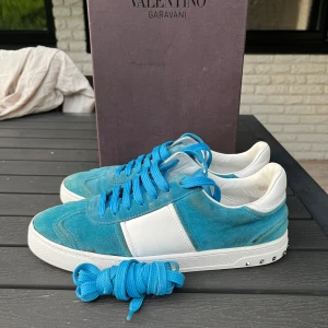 Valentino flycrew ljusblå - Tjena, säljer nu dessa riktigt snygga och populära valentino flycrewsen i använt skick, 11/22 nitar är replacment nitar, de är repaintade och limmat lite vid sulan, men ändå hållts sig ganska fräscha och de går säkert att tvätta de, box och extra snören ingår, hör av er vid frågor och funderingar🙌🤝
