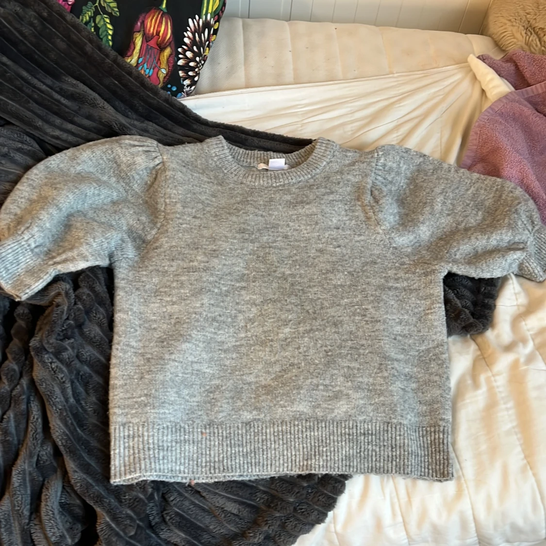 Grå stickad tröja med puffärm