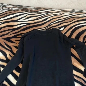 Svart stickad tröja från lager 157 Black Label - Svart stickad tröja från lager 157 The Black Label Collection. Tröjan har rund halsringning och lång ärm, med en enkel och stilren design. Perfekt för dig som gillar en clean och klassisk look.