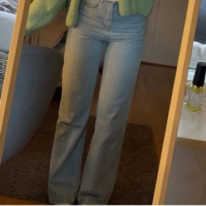 Oanvända jeans från nakd  - Aldrig använda, likadana jeans som första bilden men aldrig ens uppackade ur sin orginalförpackning då jag har två likadana. Storlek 36  Nypris 499kr 