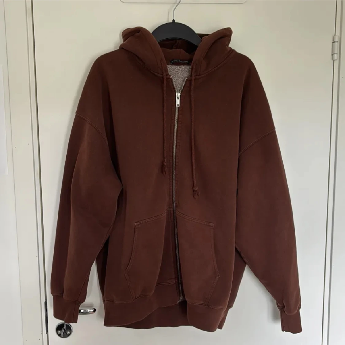 Brun zip-hoodie från Brandy Melville