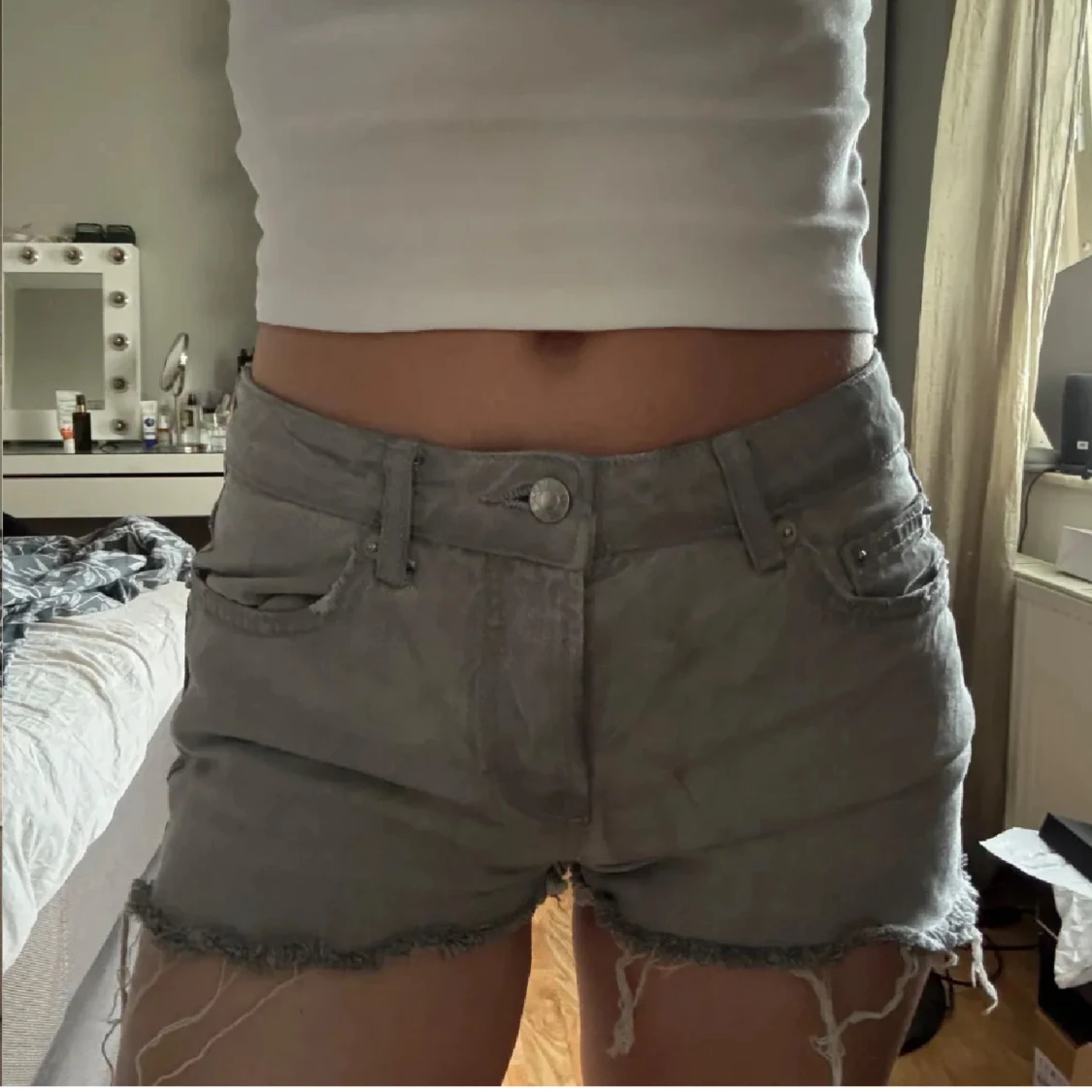 Grå jeansshorts med fransig kant - 1