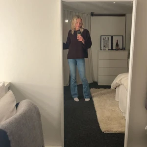 Mörkröd stickad tröja Slutsåld - Mysig mörkröd stickad tröja. Slutsåld på Gina tricot. Är oversize för mig i S. Ny pris 499, ge gärna pris förslag