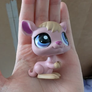 Känguru MLP  - Bilderna visar en söt figur från Littlest Pet Shop, inte en bok. Figuren är rosa med stora blå ögon och beige detaljer. Perfekt för samlare eller som present till någon som gillar djurleksaker.