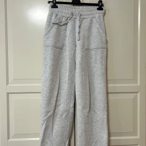 Grå mjukisbyxor från lager - De populära ljusgrå mjukisbyxorna från lager 157 med bred resår i midjan och snörning. Har inte så mycket använding för dom!