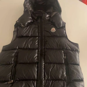 Moncler bormes väst  - En Moncler bormes väst, i nästan ny skick. Perfekt för sommaren och hösten som kommer 🍂 