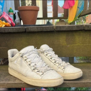 Arenas low white - Feta arena low, balenci, storlek 41 men sitter som 43 eftersom de är 2 storlekar större