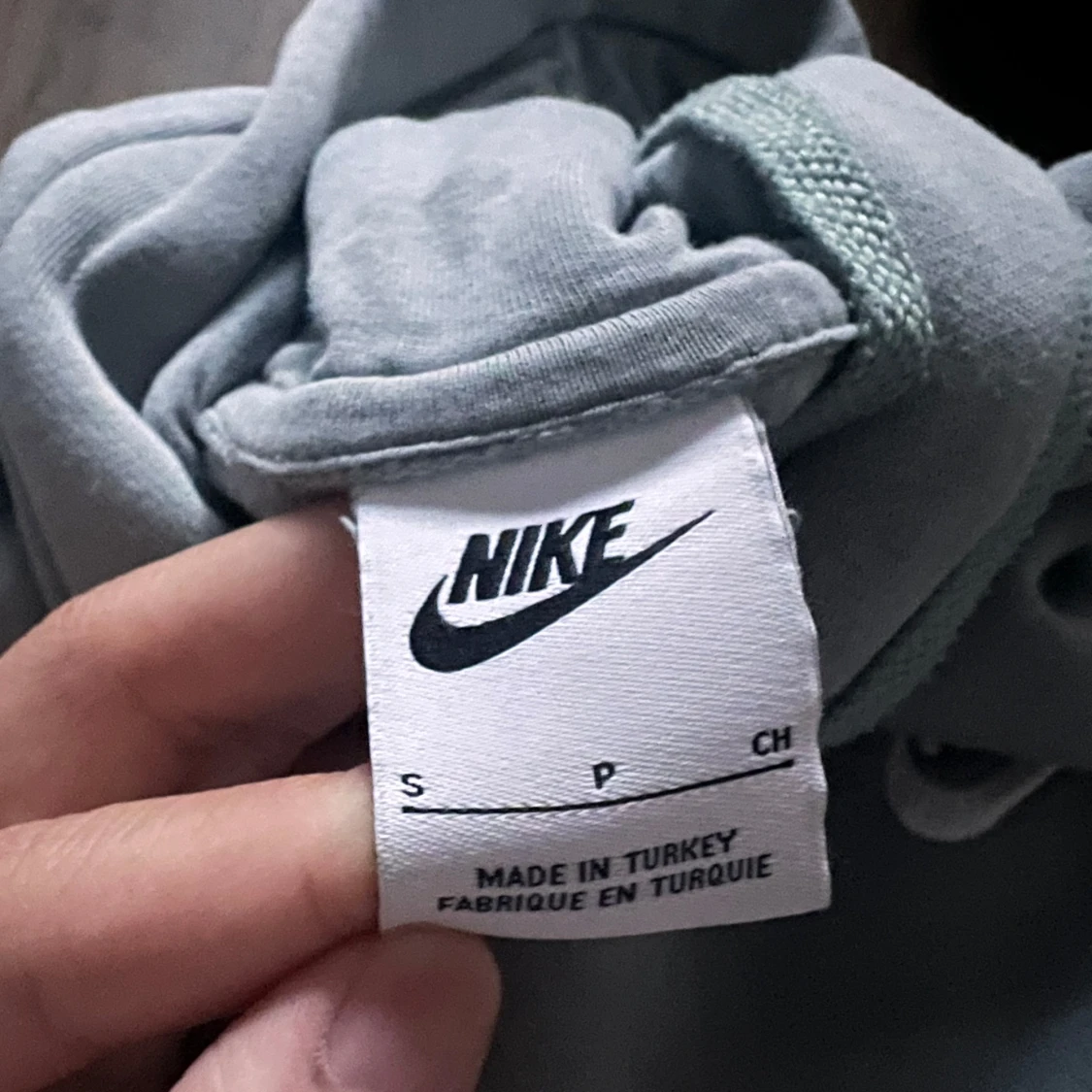 Grå hoodie från Nike med broderad logo - 3