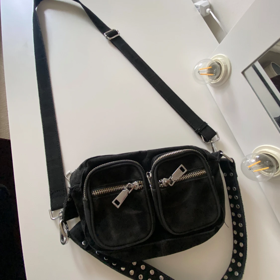 Svart mocka axelväska med nitar