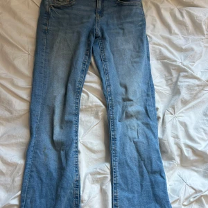 Ljusblå raka jeans - Säljer ett par utsvängda ljusblå jeans från Gina tricot