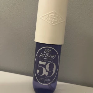Sol de Janeiro Cheirosa 59 Perfume Mist - Sol de Janeiro Cheirosa 59 Perfume Mist i en snygg lila plastflaska med vit spraykork. Den är endast använd några få gånger och är i ett bra skick💗 säljer då jag inte längre får användning av den