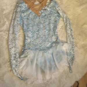 Konståkningsklänning  - Köpte den på plick nyligen. Bra skick, glittrar fint på bild och passar bra till 155-165. Mycket fina diamanter.