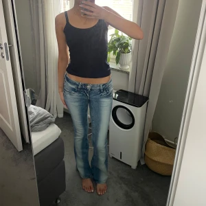 Lowwaist Jeans  - Lågmidjade snygga bootcut jeans från Gina Tricot. Säljer då de inte kommer till användning 