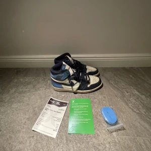 Nike Air Jordans High Obsidian - Jordan 1 Obsidian – stl 44  Säljer ett par Jordan 1 Obsidian i storlek 44. Skorna har använts men är fortfarande i bra skick med lite slitage. Ett klassiskt och eftertraktat par sneakers som passar både till vardags och för samlare.  ✔ Märke: Jordan ✔ Modell: 1 Obsidian ✔ Storlek: 44 ✔ Skick: Bra – använda men väl omhändertagna  Finns för avhämtning eller kan skickas! Skicka PM vid intresse.