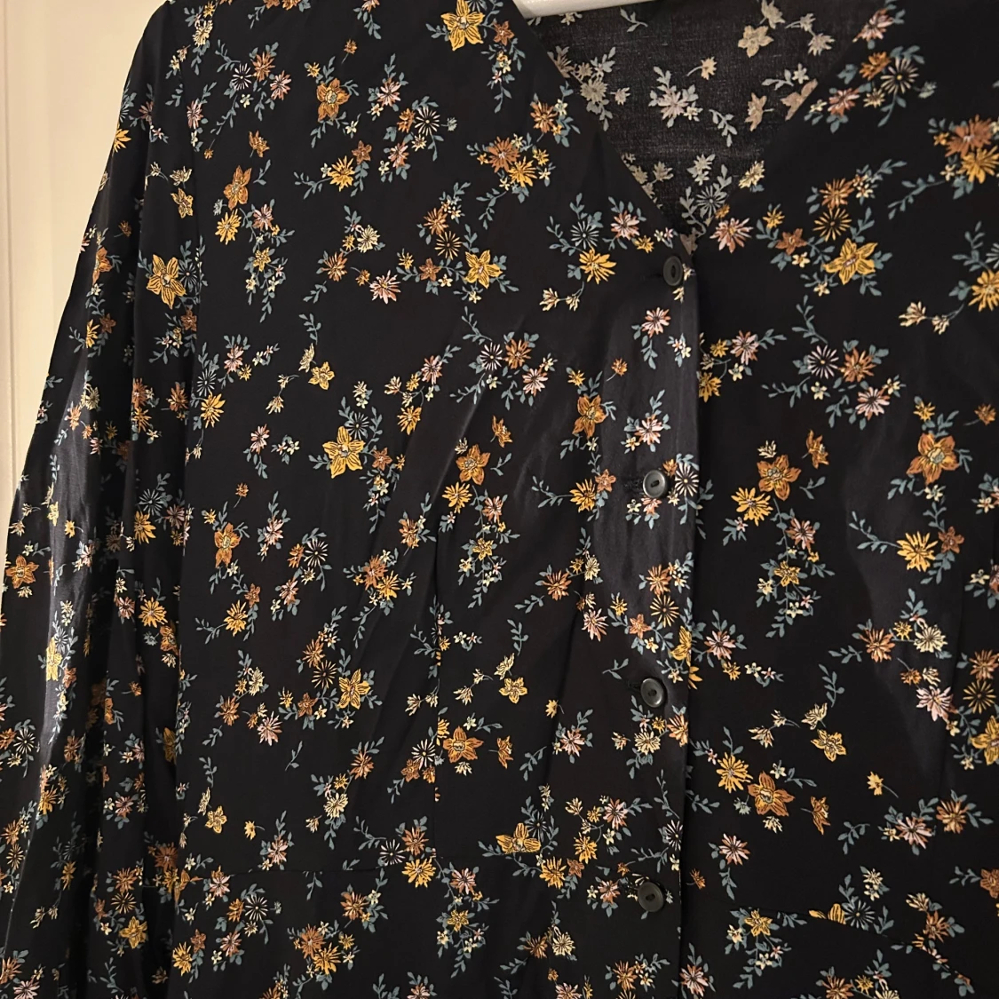 Blommig klänning med knappar - 1