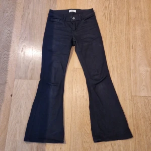 Low waist bootcut jeans. - Snygga svarta bootcut jeans. Storlek 146.