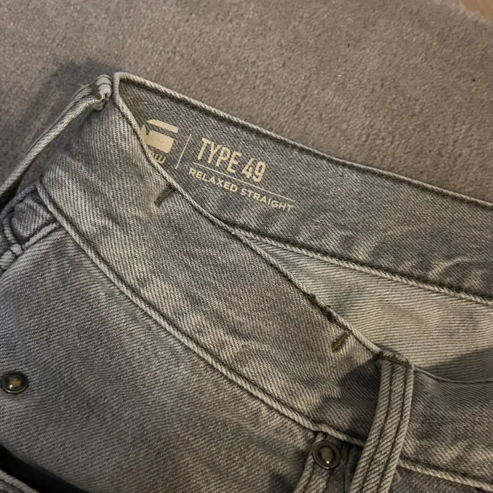 Snygga grå jeansbyxor från G-Star RAW, modell Type 49. De har en relaxed straight passform och klassisk femficksdesign. Perfekta för en avslappnad stil. Storlek 31/32. Farkut & Housut.