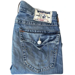 True Religion jeans - True Religion jeans Straight fit. W34 [Ytterbenslängd 101cm] [Innerbenslängd 78cm] [Midja 46cm] [Benöppning 20cm]