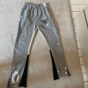 Grå Gallery Dept byxor  - Säljer ett par gråa gallery dept byxor. Dem är använda ett par fåtals gånger, dem har detaljer som är färg, priset är 599, men inte hugget i sten