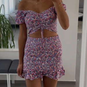 Blommigt set - Toppen är strl S o kjolen L men passar en S oxå❤️