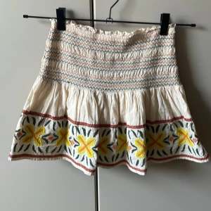 Broderad kjol  - Säljer en jättefin somrig broderad kjol från Zara, kjolen har inbyggda short i den😊 Den är i storlek 164