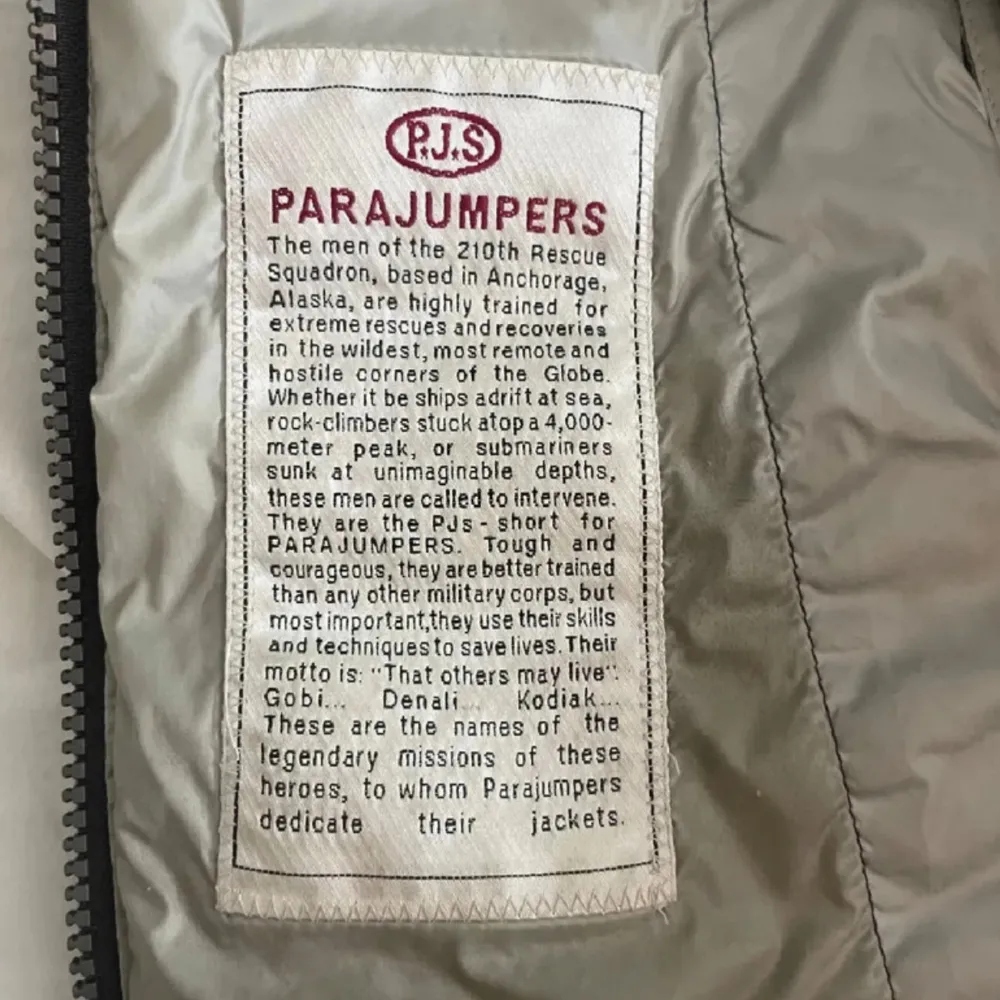 Säljer en svart dunväst från Parajumpers. Västen har en quiltad design med dragkedja framtill och en hög krage. Den är superlätt och perfekt för kyligare dagar. Märkesdetaljer finns på baksidan och insidan.. Takit.