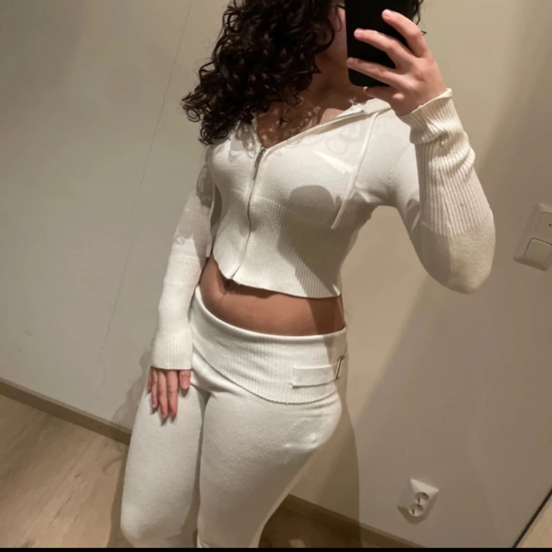 Vit croppad hoodie med byxor - 3