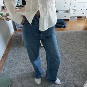 Levis blå jeans, wide ribcage - Snygga blå Levis jeans som passar så bra till våren! 💞💞 De är oanvända, original pris 1199kr