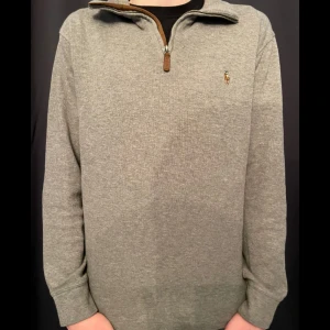 Polo Ralph Lauren Quarter Zip - 👋, säljer en av mina quarter zips från Polo Ralph Lauren. Tröjan är stickad i bomull. Den är i väldigt fint skick och är i storleken S. Pris kan diskuteras! Tar gärna emot frågor eller funderingar 🙌